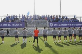 足球报：三镇队多重问题交织在一起，目前还没找到自救办法