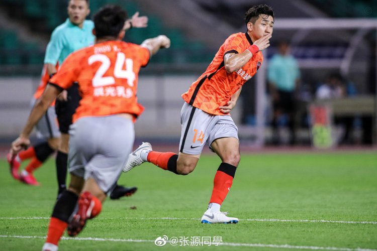 世界波！阿亚里远射打半空门得手，瑞典1-0突尼斯