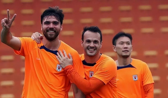 半场战报：泰山电光火石2-0领先辽宁铁人，泽卡再次亮剑！