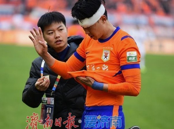 半场：辽宁铁人0-2山东泰山，泽卡梅开二度