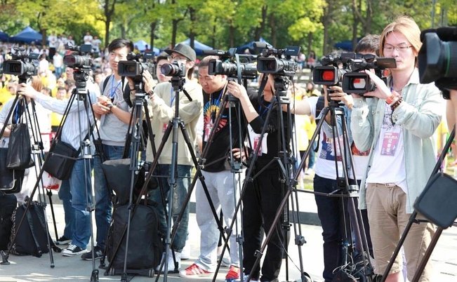 记者问如何应对国安进球多，乔迪3次拍桌子+反问记者