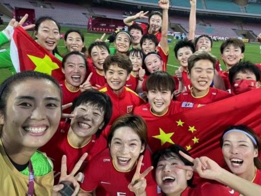闹乌龙！巴萨球迷将女足新援克罗琳认成了拉菲尼亚